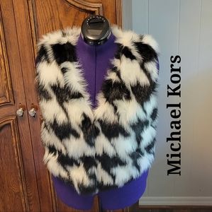 ❣️HP❣️Michael Kors adorable faux fur bl & wh vest jacket size: M ( NWOT )